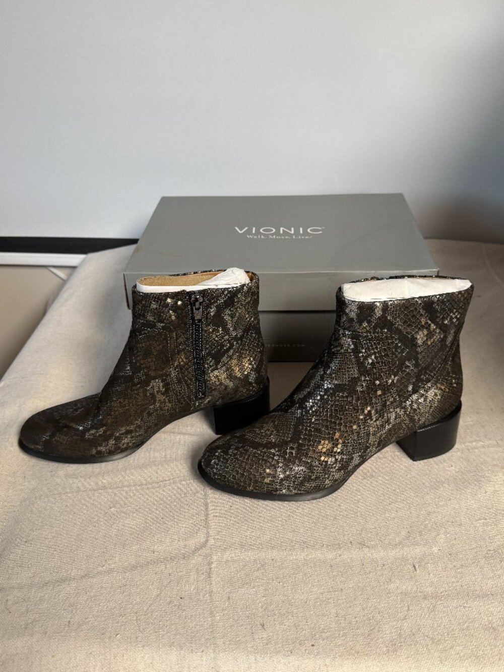 Women's 5 Vionic Kamryn Ankle Bootie Pewter Boa Nubuck Leather Boots Snakeskin